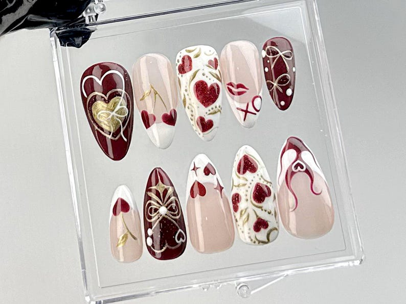 バレンタイン's デー アーモンド ネイル｜Love and ハート Motif ネイルアート｜バレンタイン XO ネイルチップ｜ゴールド and レッド 上品 ネイルチップ｜Kawaii ネイル｜HC727YC