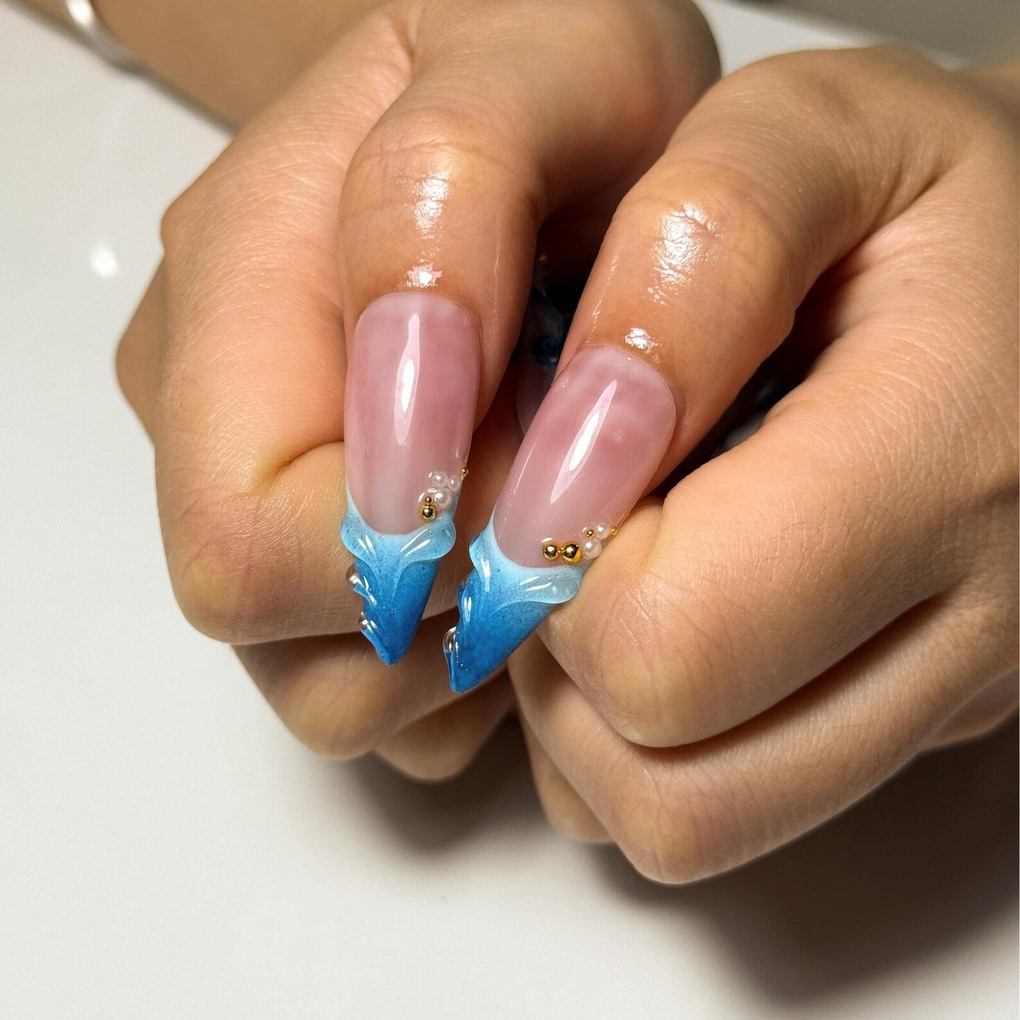 ブルー Ocean ネイルチップ with 3D フラワー and ゴールド Detail｜Marble Coastal ネイル in アーモンド Shape｜夏 Vaキャットion ネイル for Beach｜HC1309NC
