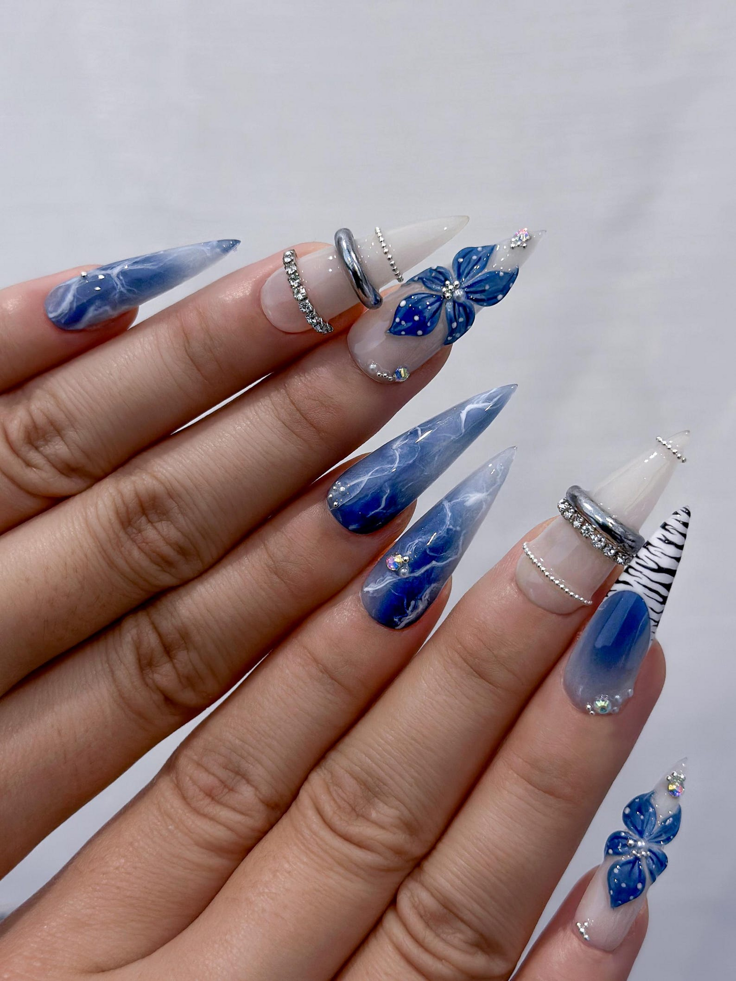 ブルー Marble Blossom ネイルチップ for 春 ブルー｜ハンドメイド ヌーディー & Sapphire ネイル with フラワー Art｜上品 スティレット Nail Design｜JB2890EC