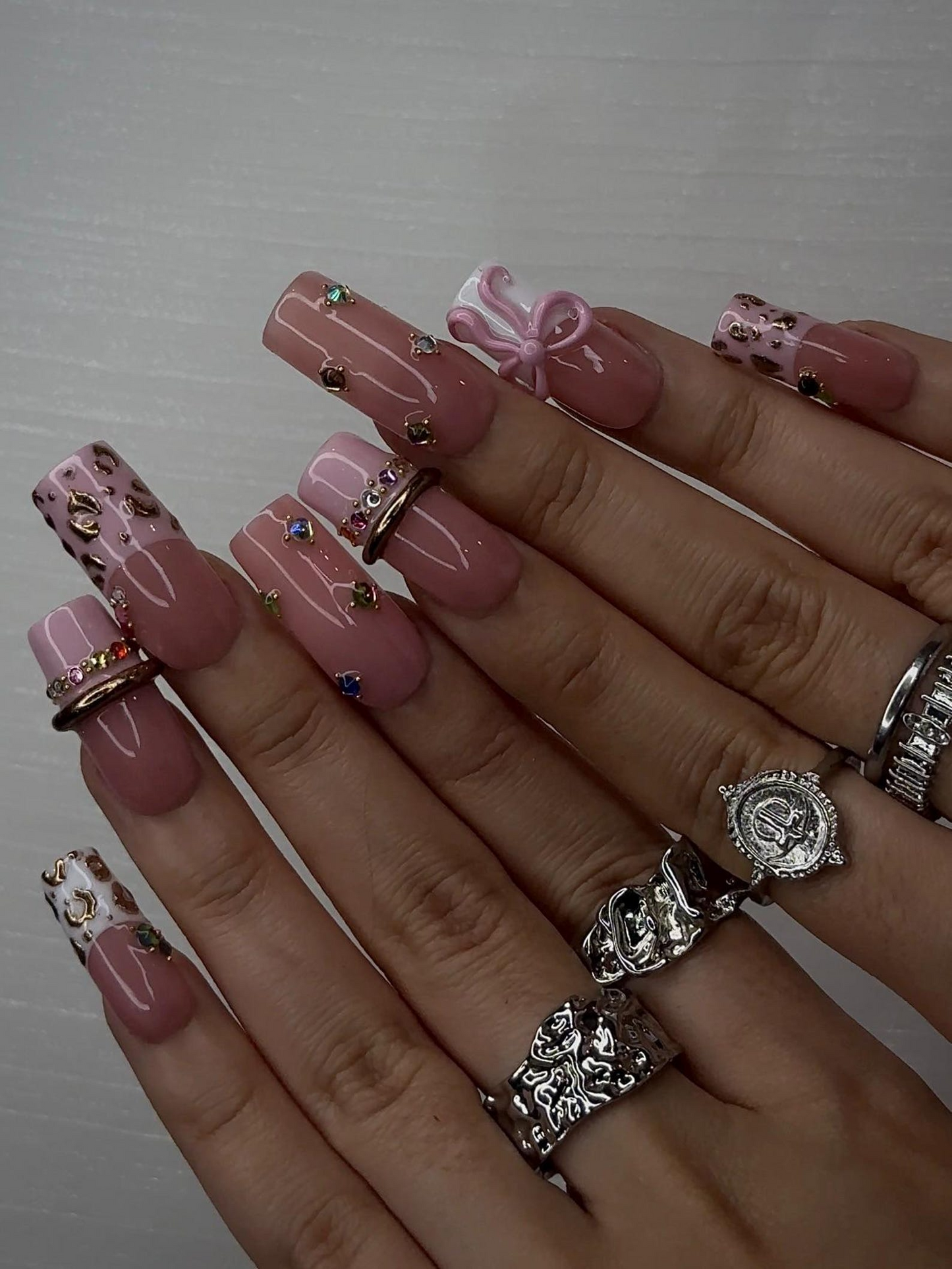 チーク ピンク Leopard ネイルチップ for 上品 Nail Lovers｜ヌーディー ピンク ネイル with 3Dリボン Accent｜Leopard フレンチチップ with ゴールド Detail｜JB288HC