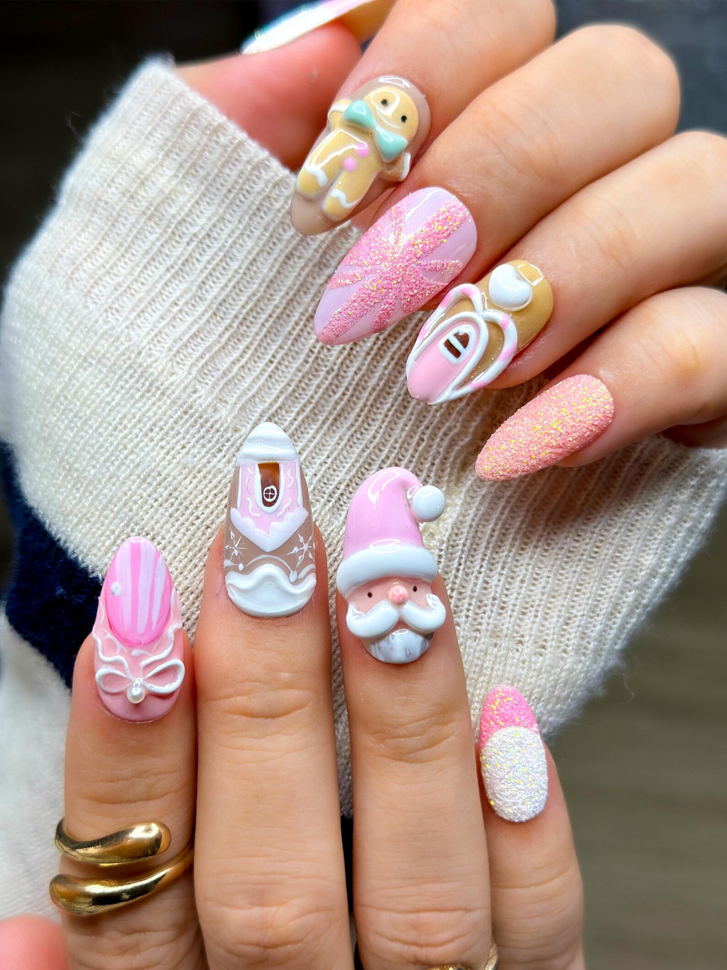 ピンク Gingerbread クリスマス ネイルチップ｜Festive ホリデー ネイルアート｜3D Santa & Candy Cane ネイルセット｜ハンドメイド ピンク 冬 ネイル｜JB225EG