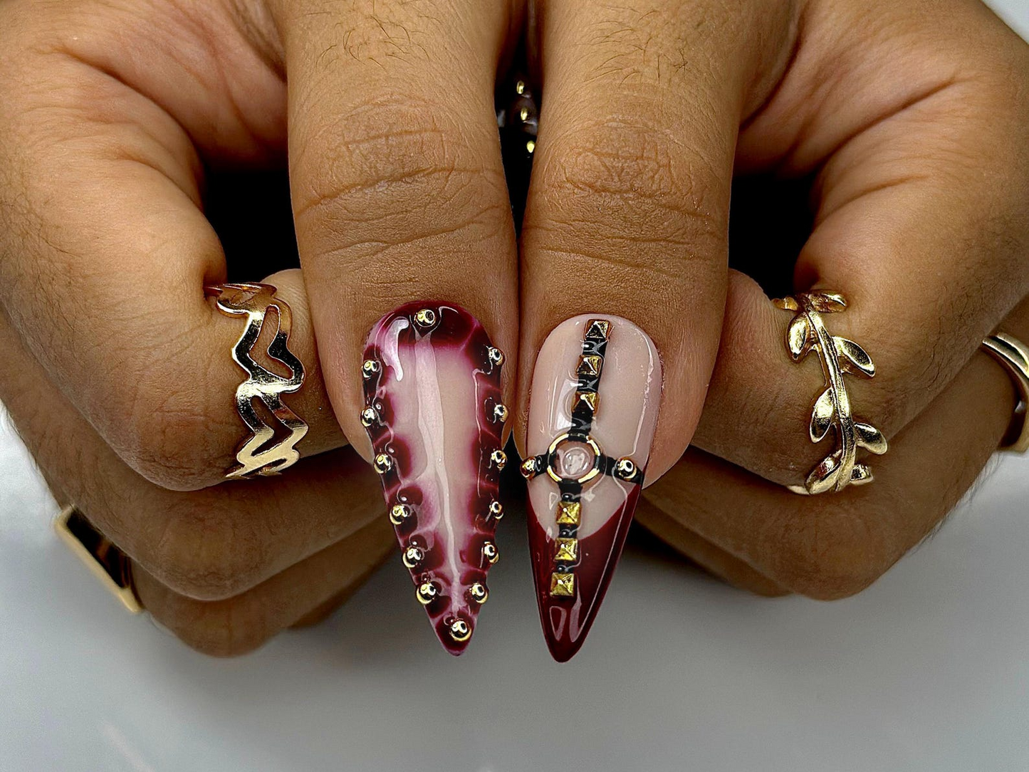 ゴシック パンク ネイルチップ｜レッド Marble & Studded Spiked ネイルアート｜ハンドメイド ロング スティレット ネイル｜HC993EP