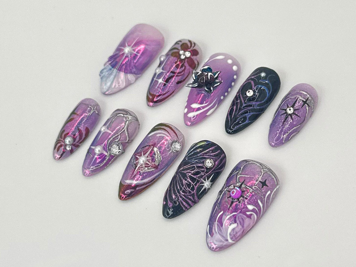 パープル Galaxy ネイルチップ｜Cosmic パープル グリッター ネイルアート｜Shiny メタリック パープル, ブラック アーモンド ネイル｜ラインストーン パープル ネイルチップ｜HB713YC