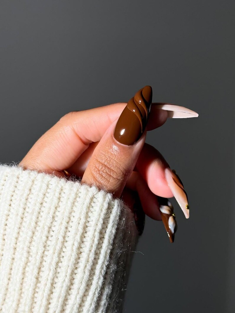 Mocha Bloom 秋 ネイルチップ｜ブラウン ヌーディー グラデーション ネイルセット｜3D フラワー & ゴールド Bead Accents｜上品 Tortoiseshell Nail｜HB1102EK