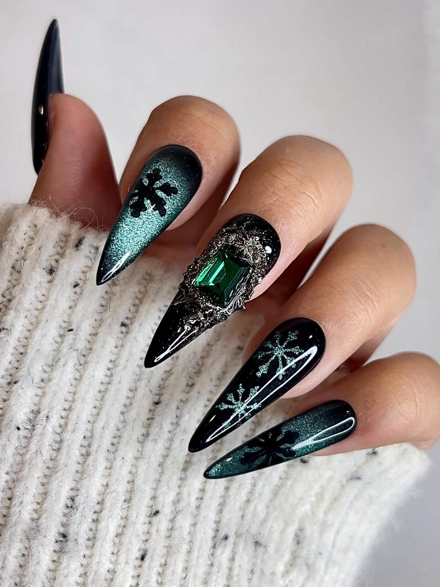 Emerald 雪の結晶 クリスマス ネイルチップ｜ブラック グリーン 冬 ネイル｜Luxe ホリデー ネイルアート｜スティレット ネイルチップ｜冬 Set｜JB237HC