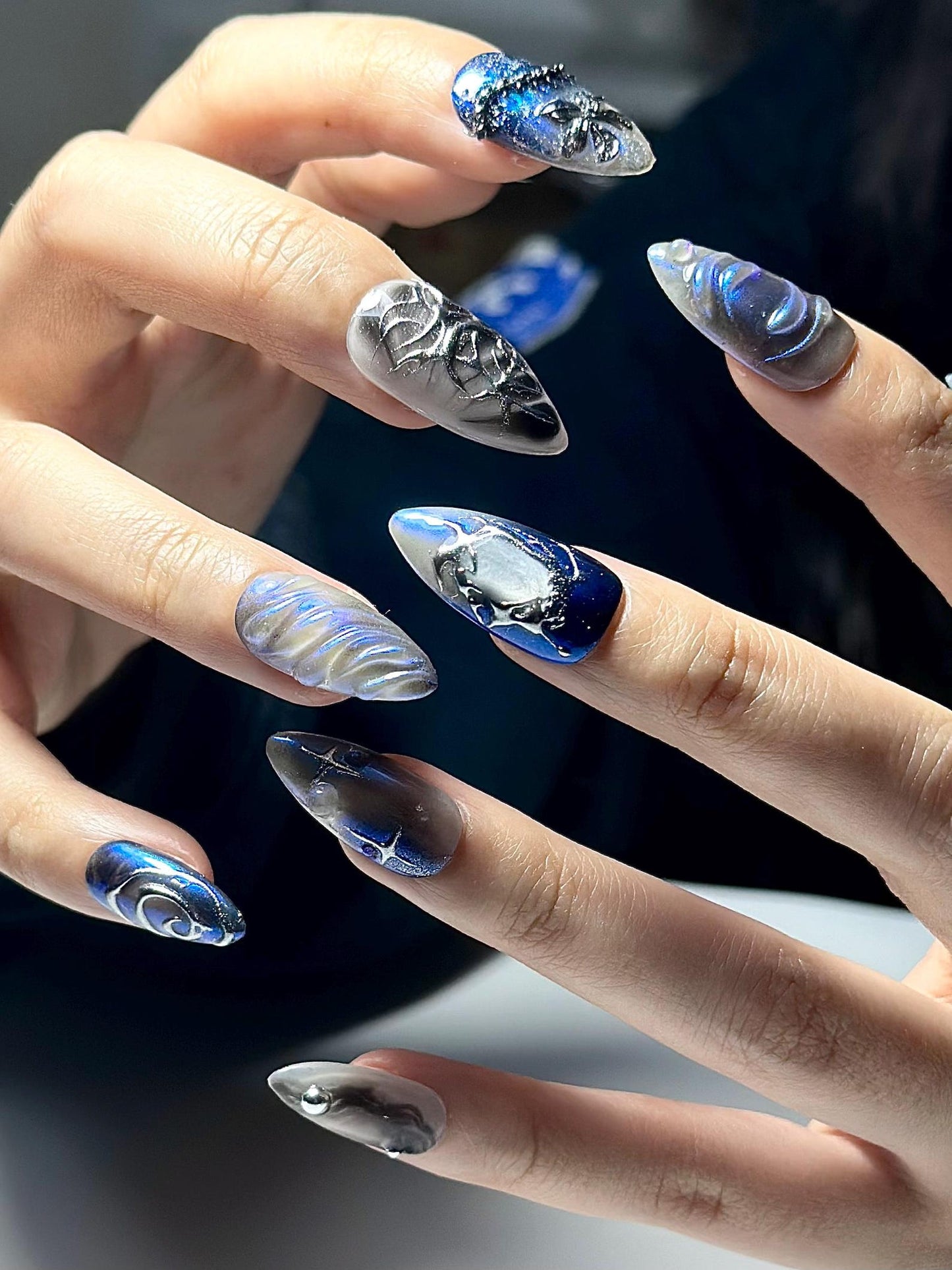 Galaxy ゴシック ネイルチップ｜Dark ブルー クローム キャットアイ ネイル｜Celestial スター Night ネイルアート｜ハンドメイド Cosmic Gel ネイル｜JB328IC