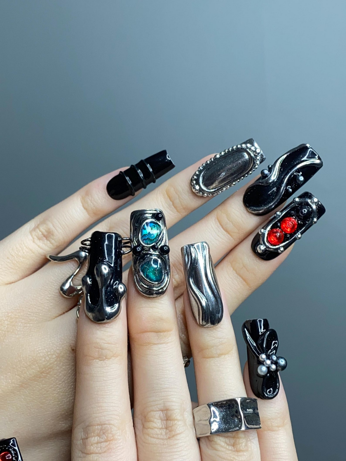 ゴシック ブラック ネイルチップ｜Dark シルバー ネイルアート with レッド Stones｜ハンドメイド 上品 ネイル｜Statement Gift for Her｜HB1255GC
