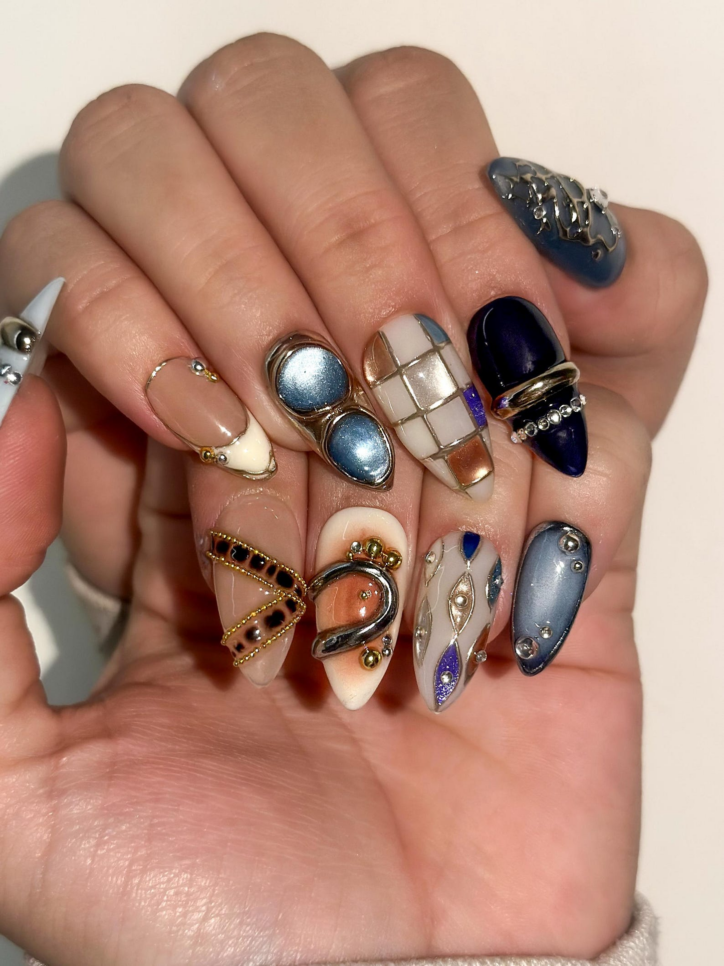 上品 ブルー シルバー ネイルチップ｜ヌーディー Gilded Ring ネイルアート｜ヌーディー & Steel Statement ネイル｜High Fashion アーモンド ネイル｜JB1023EC