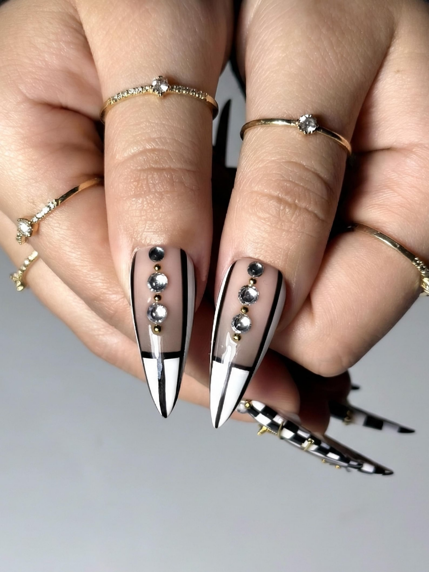 ブラック & ホワイト ゴシック ネイルチップ｜上品 Girl スティレット ネイルアート｜ゴールド Accent Checker ネイル｜High Fashion ネイルチップ｜HB1264EC