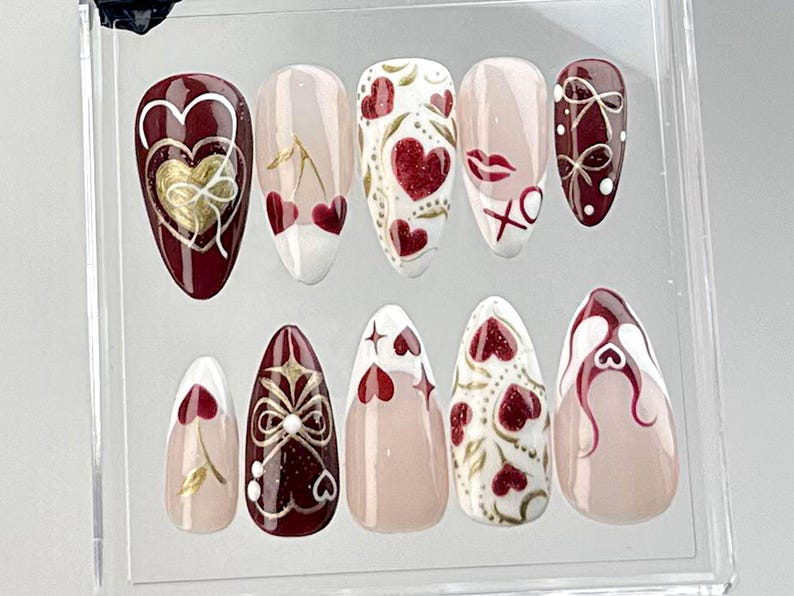 バレンタイン's デー アーモンド ネイル｜Love and ハート Motif ネイルアート｜バレンタイン XO ネイルチップ｜ゴールド and レッド 上品 ネイルチップ｜Kawaii ネイル｜HC727YC