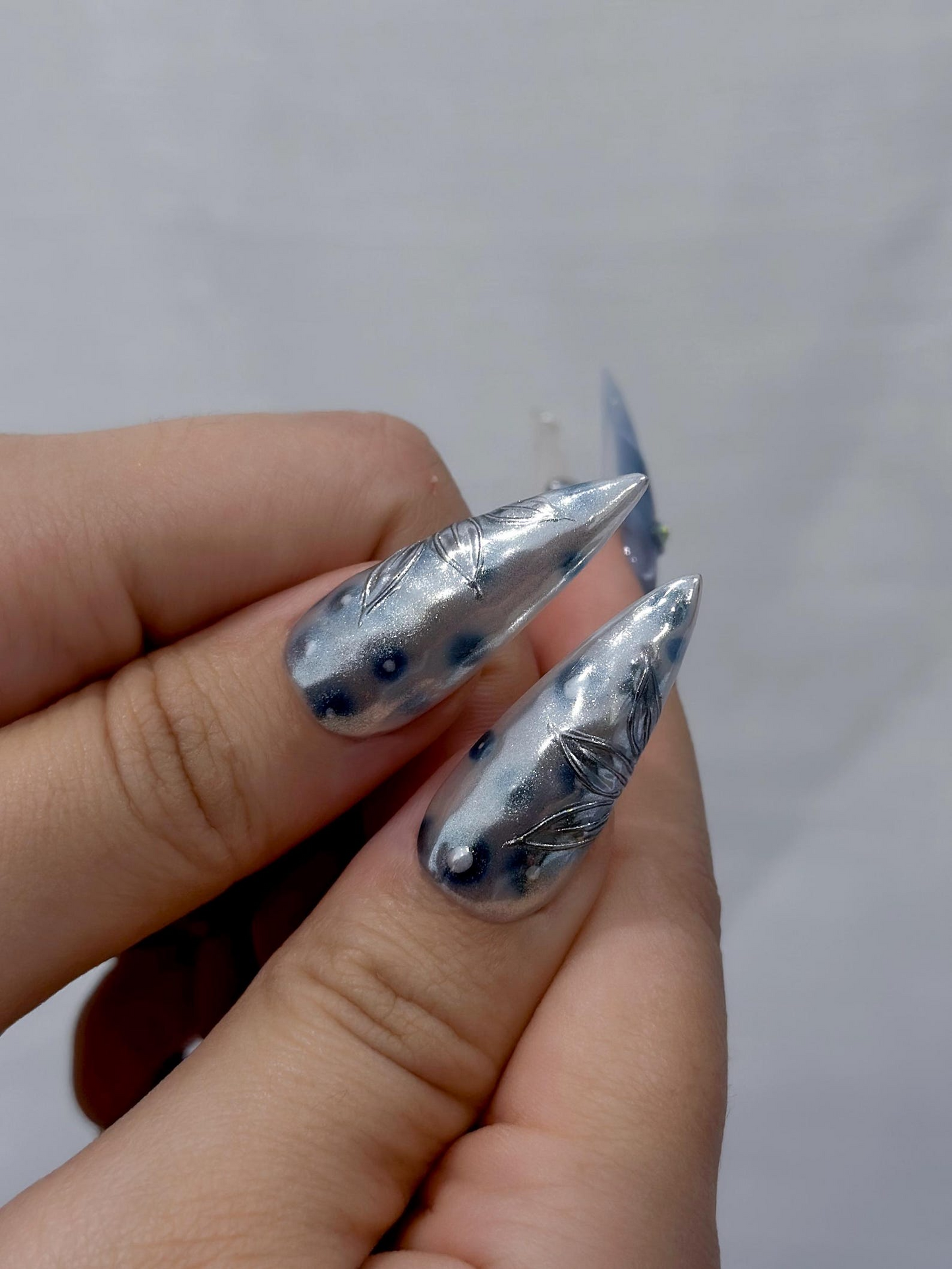 ブルー Marble Blossom ネイルチップ for 春 ブルー｜ハンドメイド ヌーディー & Sapphire ネイル with フラワー Art｜上品 スティレット Nail Design｜JB2890EC