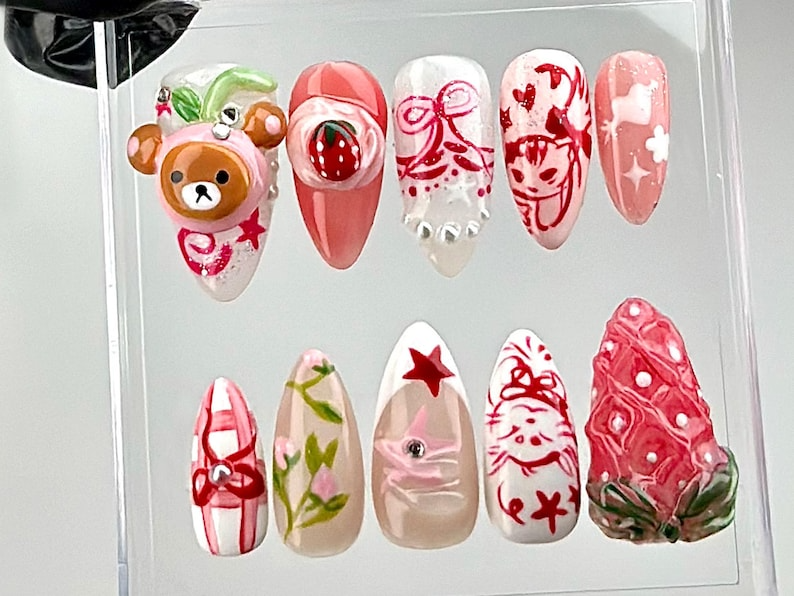 3D テディベア & いちご ネイルチップ｜Kawaii・Themed ネイルチップ｜Sweet and Stylish Looks ネイルアート｜かわいい ネイル｜ホリデー ネイル｜HC684YC