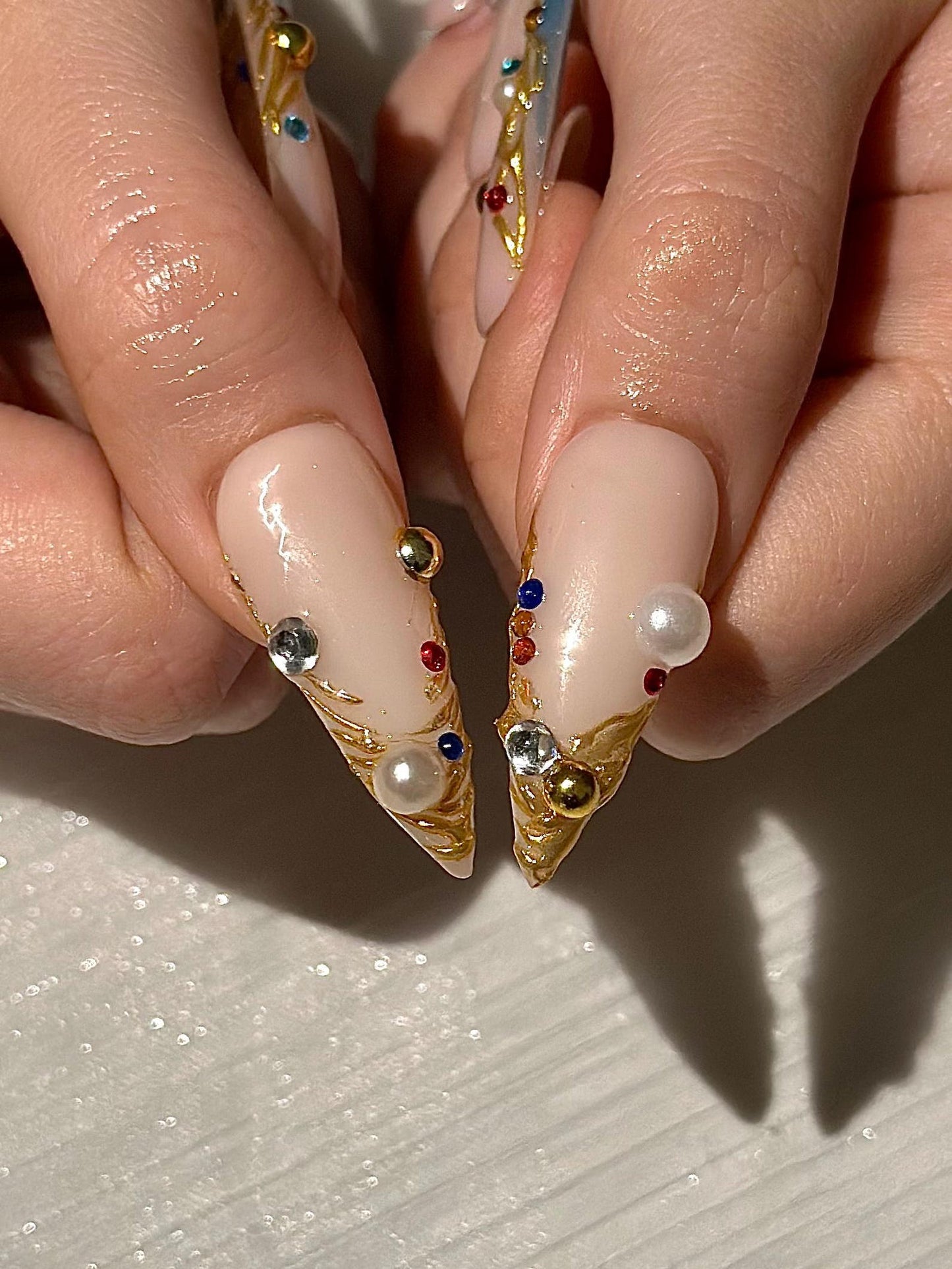 上品 3D Jewelry ネイルチップ, ゴールド Filigree and ブルー ビジュー ネイルチップ, Royal Core スティレット ネイル for Gala or ウェディング｜DB1022HC
