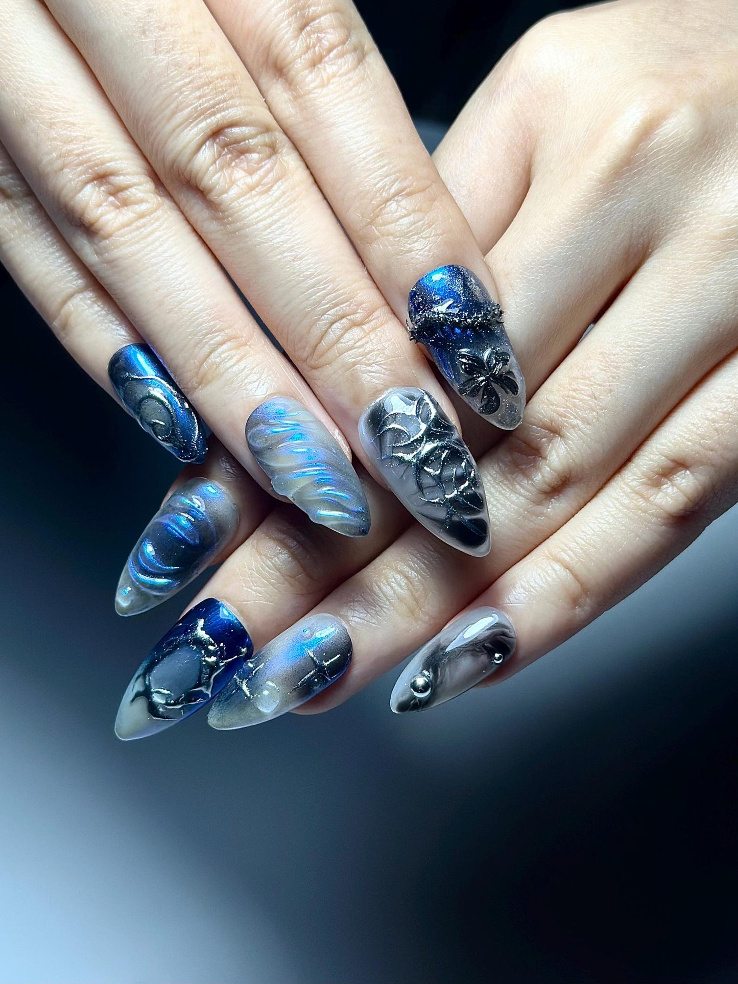 Galaxy ゴシック ネイルチップ｜Dark ブルー クローム キャットアイ ネイル｜Celestial スター Night ネイルアート｜ハンドメイド Cosmic Gel ネイル｜JB328IC