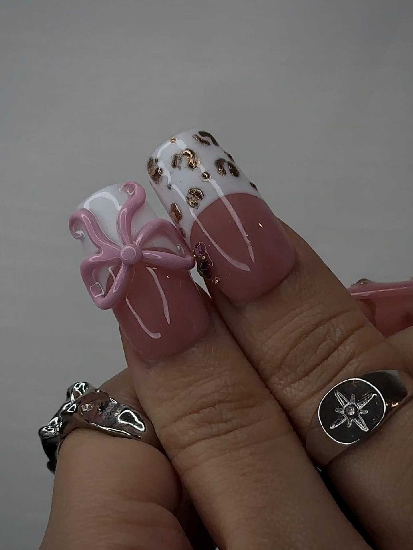 チーク ピンク Leopard ネイルチップ for 上品 Nail Lovers｜ヌーディー ピンク ネイル with 3Dリボン Accent｜Leopard フレンチチップ with ゴールド Detail｜JB288HC