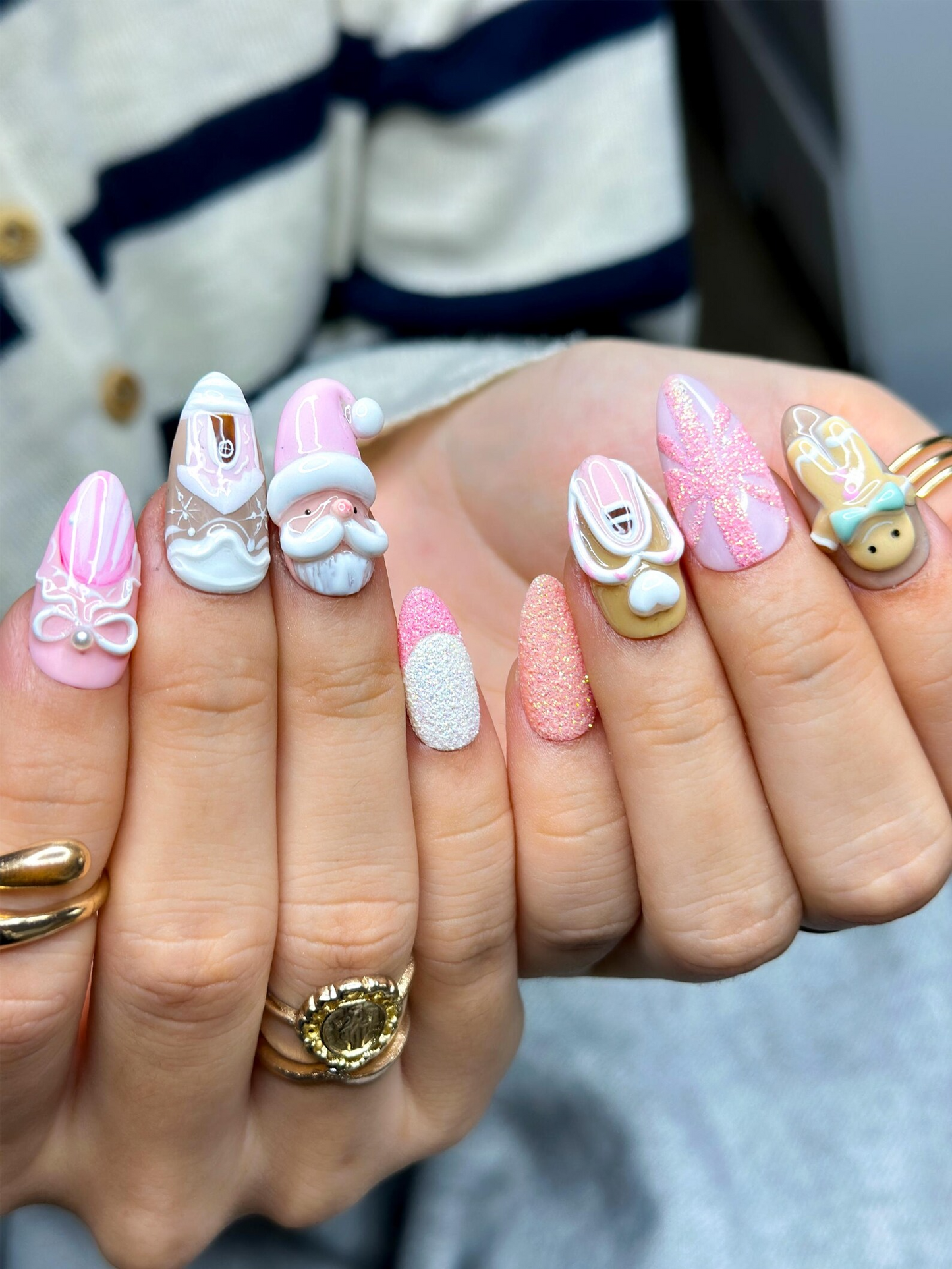 ピンク Gingerbread クリスマス ネイルチップ｜Festive ホリデー ネイルアート｜3D Santa & Candy Cane ネイルセット｜ハンドメイド ピンク 冬 ネイル｜JB225EG
