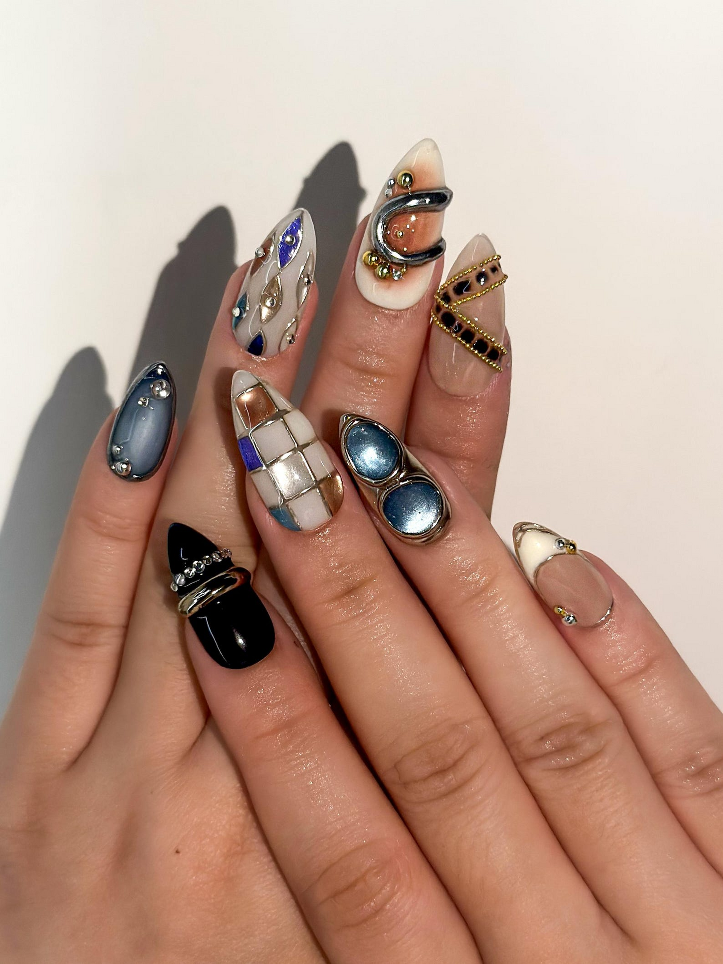 上品 ブルー シルバー ネイルチップ｜ヌーディー Gilded Ring ネイルアート｜ヌーディー & Steel Statement ネイル｜High Fashion アーモンド ネイル｜JB1023EC