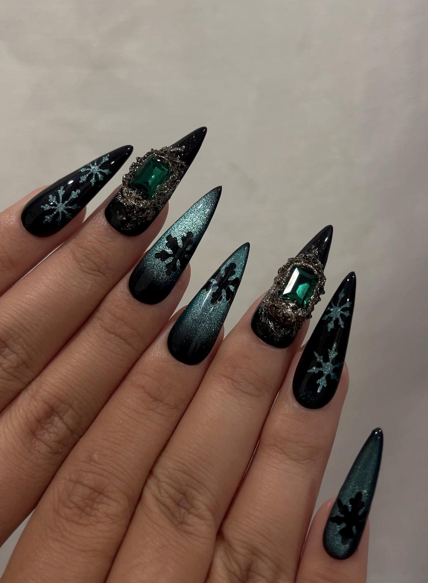Emerald 雪の結晶 クリスマス ネイルチップ｜ブラック グリーン 冬 ネイル｜Luxe ホリデー ネイルアート｜スティレット ネイルチップ｜冬 Set｜JB237HC
