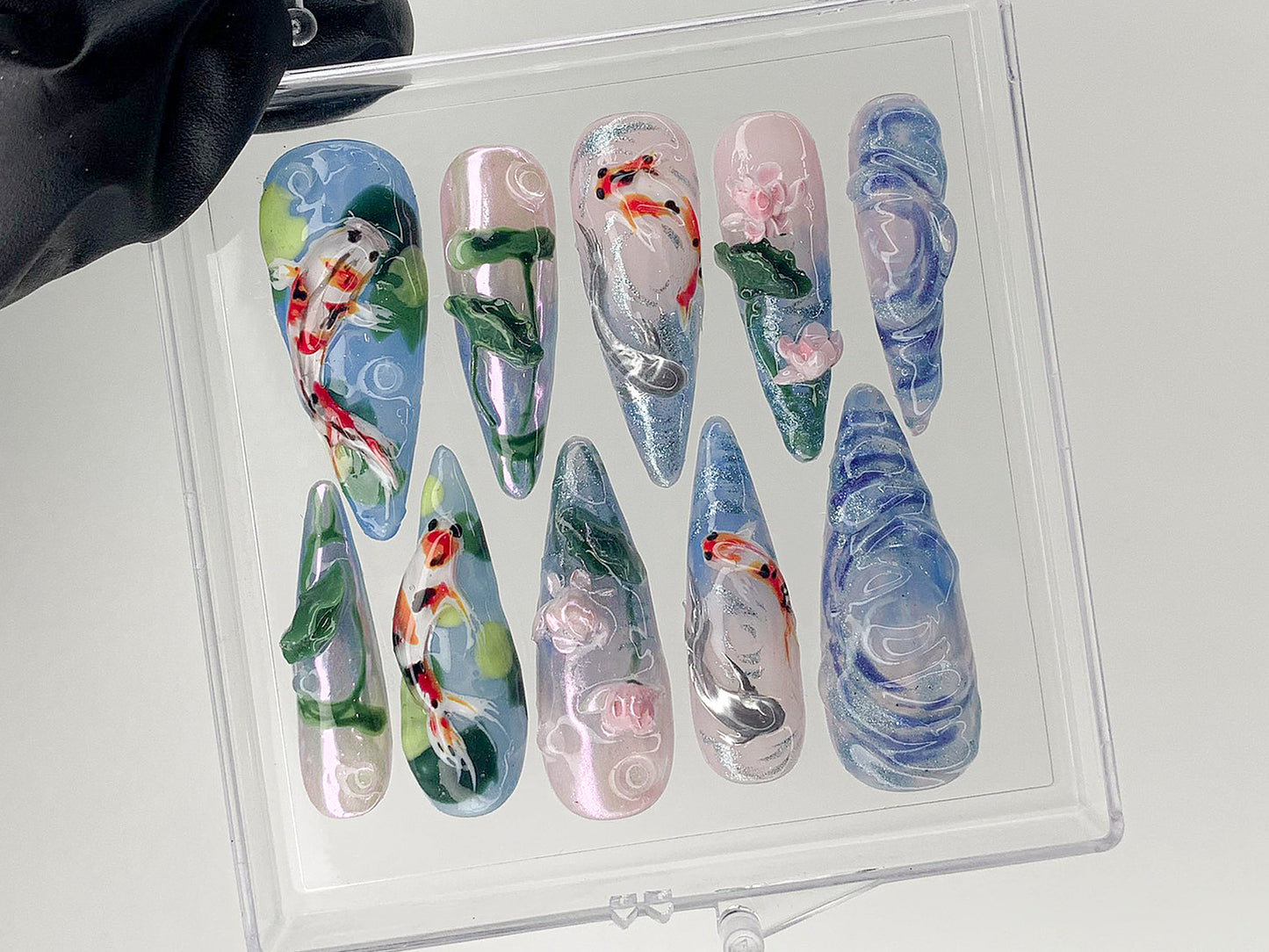 鯉の池 ブリス ネイルチップ｜Koi フラワー ネイルチップ｜穏やかな Waters ネイルアート｜Blossoming ネイルチップ｜Fairy Garden Koi ネイル｜HD603AV