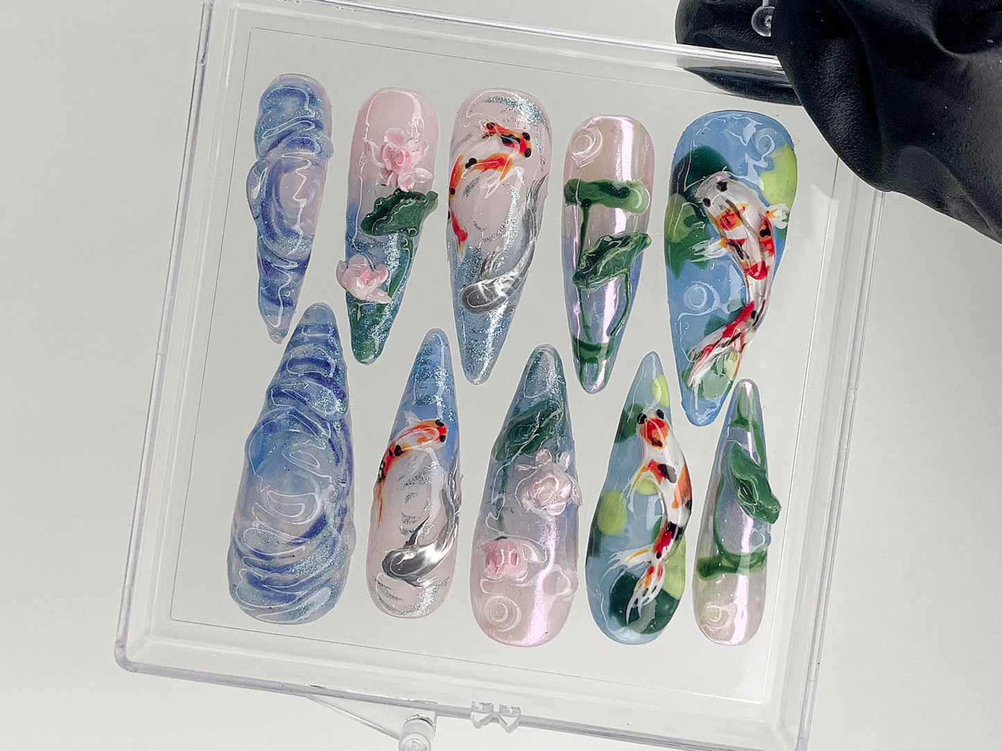 鯉の池 ブリス ネイルチップ｜Koi フラワー ネイルチップ｜穏やかな Waters ネイルアート｜Blossoming ネイルチップ｜Fairy Garden Koi ネイル｜HD603AV
