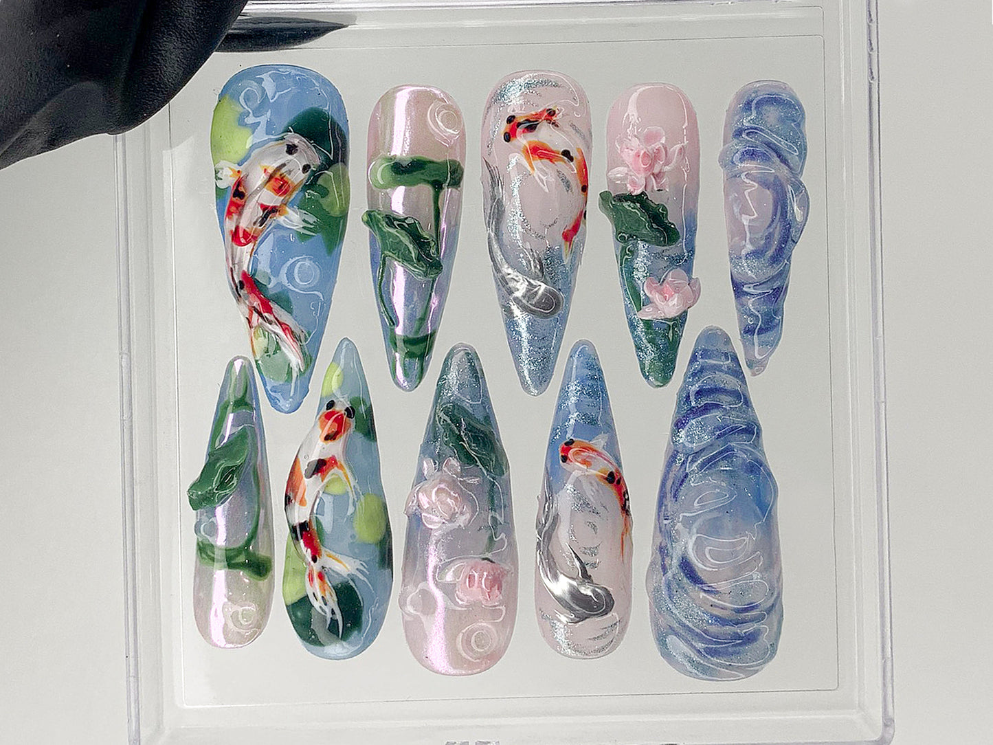 鯉の池 ブリス ネイルチップ｜Koi フラワー ネイルチップ｜穏やかな Waters ネイルアート｜Blossoming ネイルチップ｜Fairy Garden Koi ネイル｜HD603AV