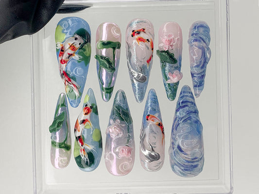 鯉の池 ブリス ネイルチップ｜Koi フラワー ネイルチップ｜穏やかな Waters ネイルアート｜Blossoming ネイルチップ｜Fairy Garden Koi ネイル｜HD603AV