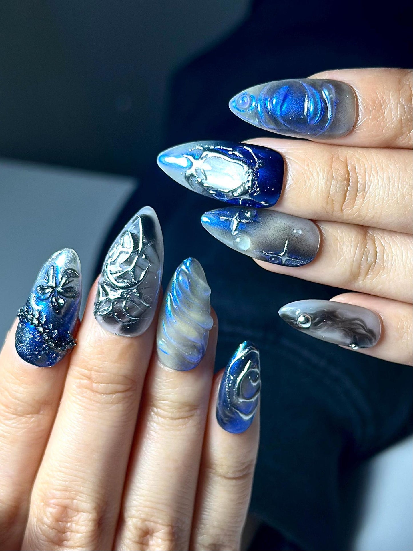 Galaxy ゴシック ネイルチップ｜Dark ブルー クローム キャットアイ ネイル｜Celestial スター Night ネイルアート｜ハンドメイド Cosmic Gel ネイル｜JB328IC