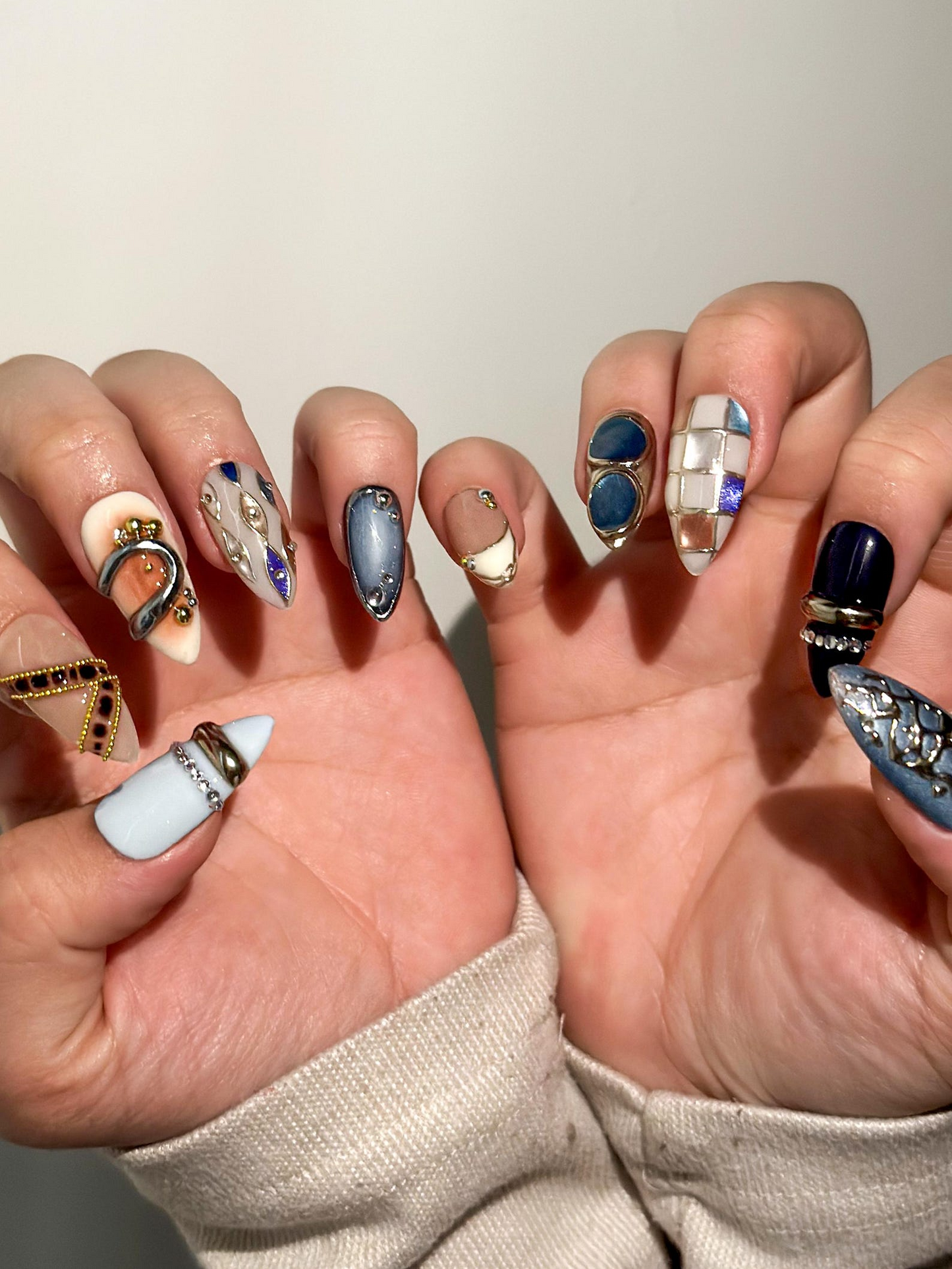 上品 ブルー シルバー ネイルチップ｜ヌーディー Gilded Ring ネイルアート｜ヌーディー & Steel Statement ネイル｜High Fashion アーモンド ネイル｜JB1023EC