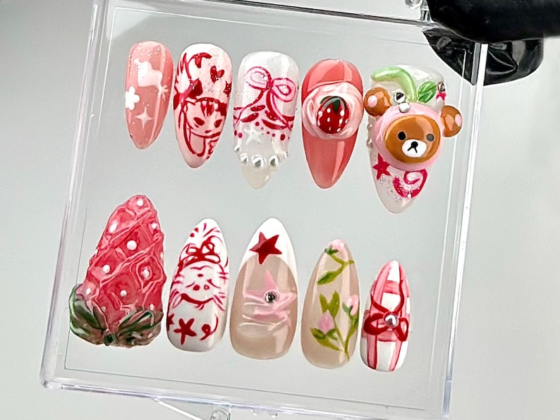 3D テディベア & いちご ネイルチップ｜Kawaii・Themed ネイルチップ｜Sweet and Stylish Looks ネイルアート｜かわいい ネイル｜ホリデー ネイル｜HC684YC