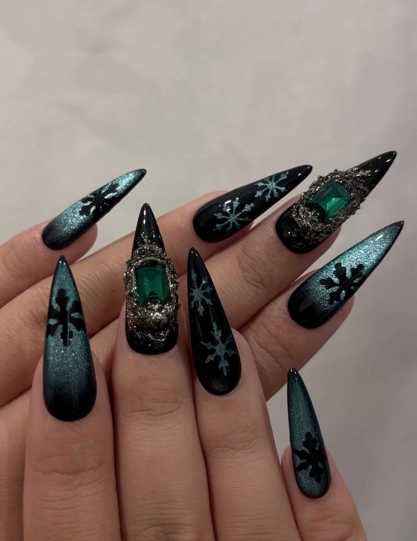 Emerald 雪の結晶 クリスマス ネイルチップ｜ブラック グリーン 冬 ネイル｜Luxe ホリデー ネイルアート｜スティレット ネイルチップ｜冬 Set｜JB237HC