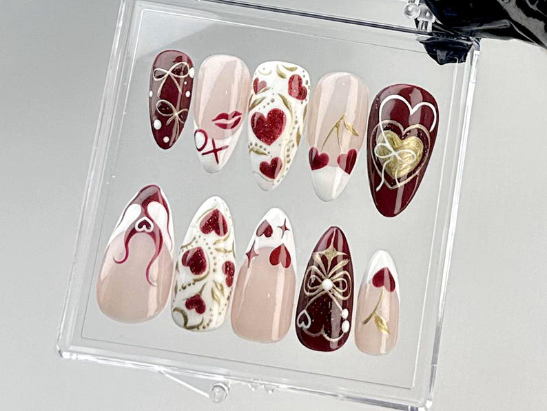 バレンタイン's デー アーモンド ネイル｜Love and ハート Motif ネイルアート｜バレンタイン XO ネイルチップ｜ゴールド and レッド 上品 ネイルチップ｜Kawaii ネイル｜HC727YC