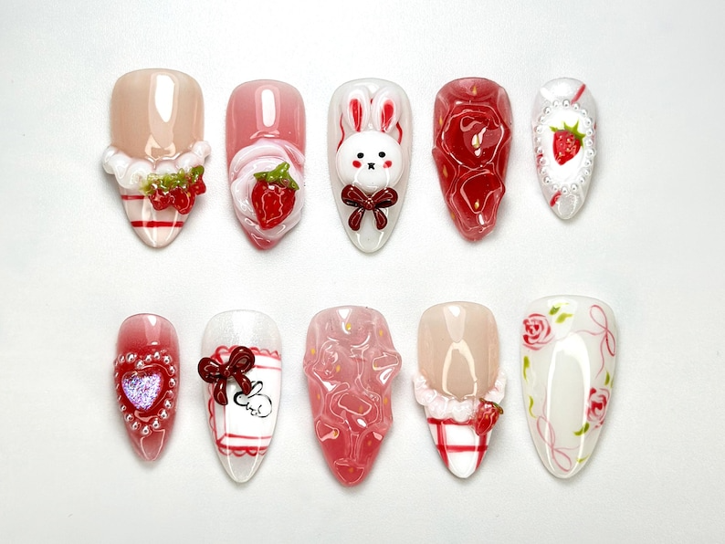 Kawaii バニー & いちご ネイルチップ｜ハンドメイド バニー ネイルアート｜かわいい ガーリー ネイル｜3D Kawaii ネイル｜Cottagecore ネイルアート｜JB689H