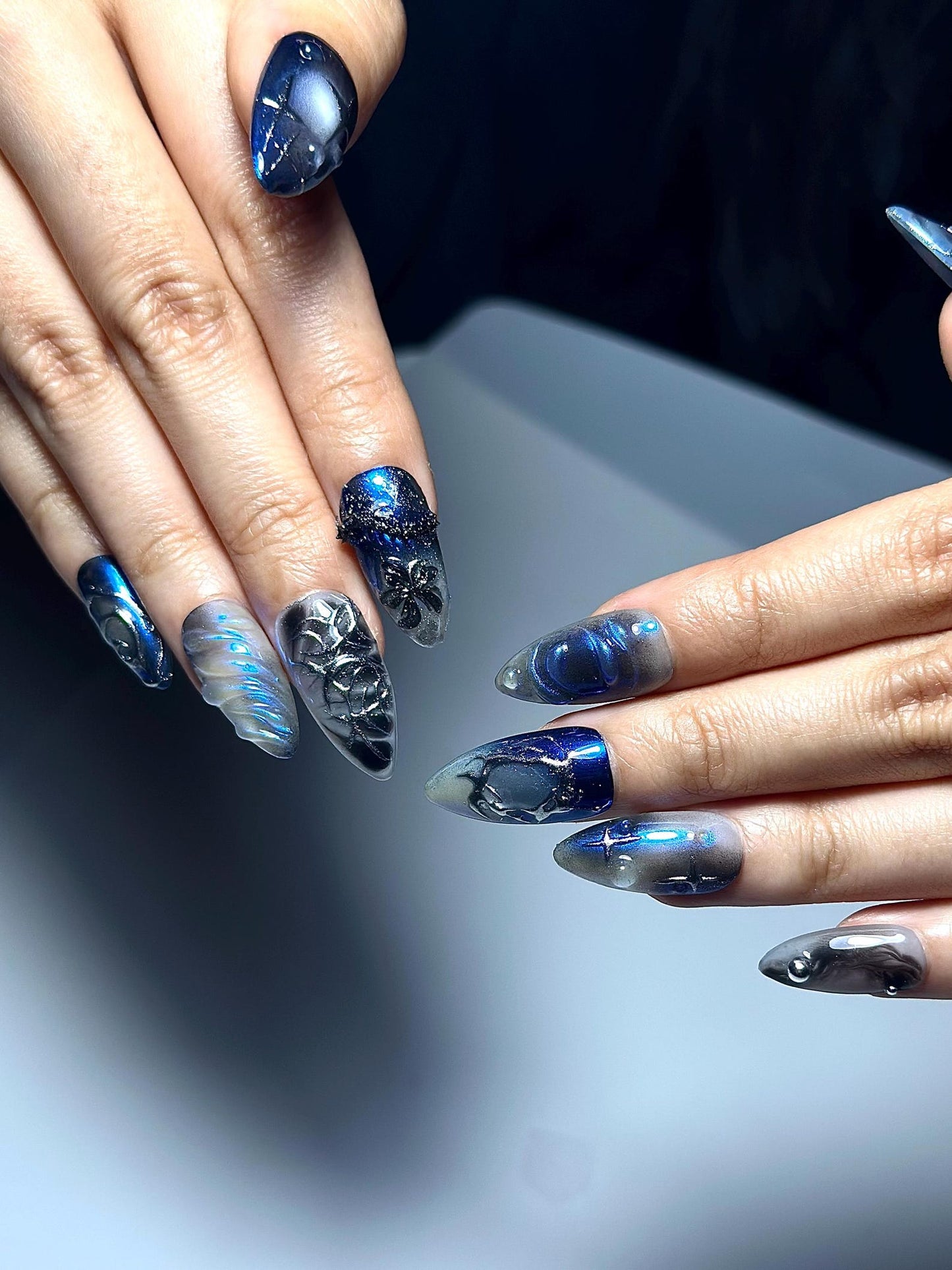 Galaxy ゴシック ネイルチップ｜Dark ブルー クローム キャットアイ ネイル｜Celestial スター Night ネイルアート｜ハンドメイド Cosmic Gel ネイル｜JB328IC