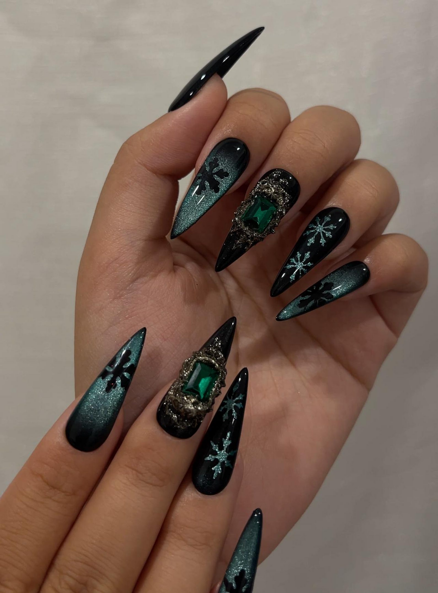 Emerald 雪の結晶 クリスマス ネイルチップ｜ブラック グリーン 冬 ネイル｜Luxe ホリデー ネイルアート｜スティレット ネイルチップ｜冬 Set｜JB237HC