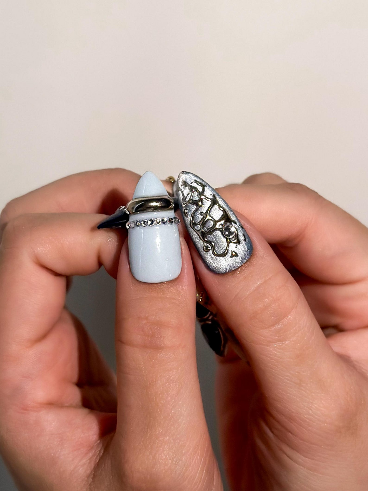 上品 ブルー シルバー ネイルチップ｜ヌーディー Gilded Ring ネイルアート｜ヌーディー & Steel Statement ネイル｜High Fashion アーモンド ネイル｜JB1023EC