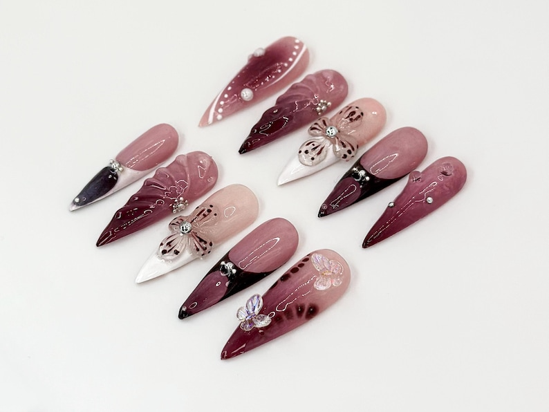 Burgundy フラワー 3D ネイルチップ｜フラワー Design with ラインストーン｜フラワー Accents And パール Details｜Stylish & Trendy Nail Design｜JB660H