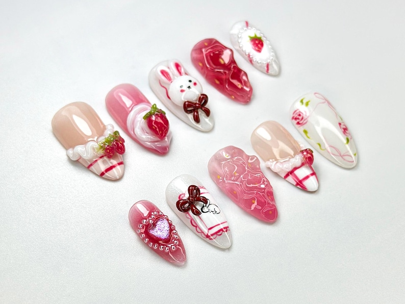 Kawaii バニー & いちご ネイルチップ｜ハンドメイド バニー ネイルアート｜かわいい ガーリー ネイル｜3D Kawaii ネイル｜Cottagecore ネイルアート｜JB689H