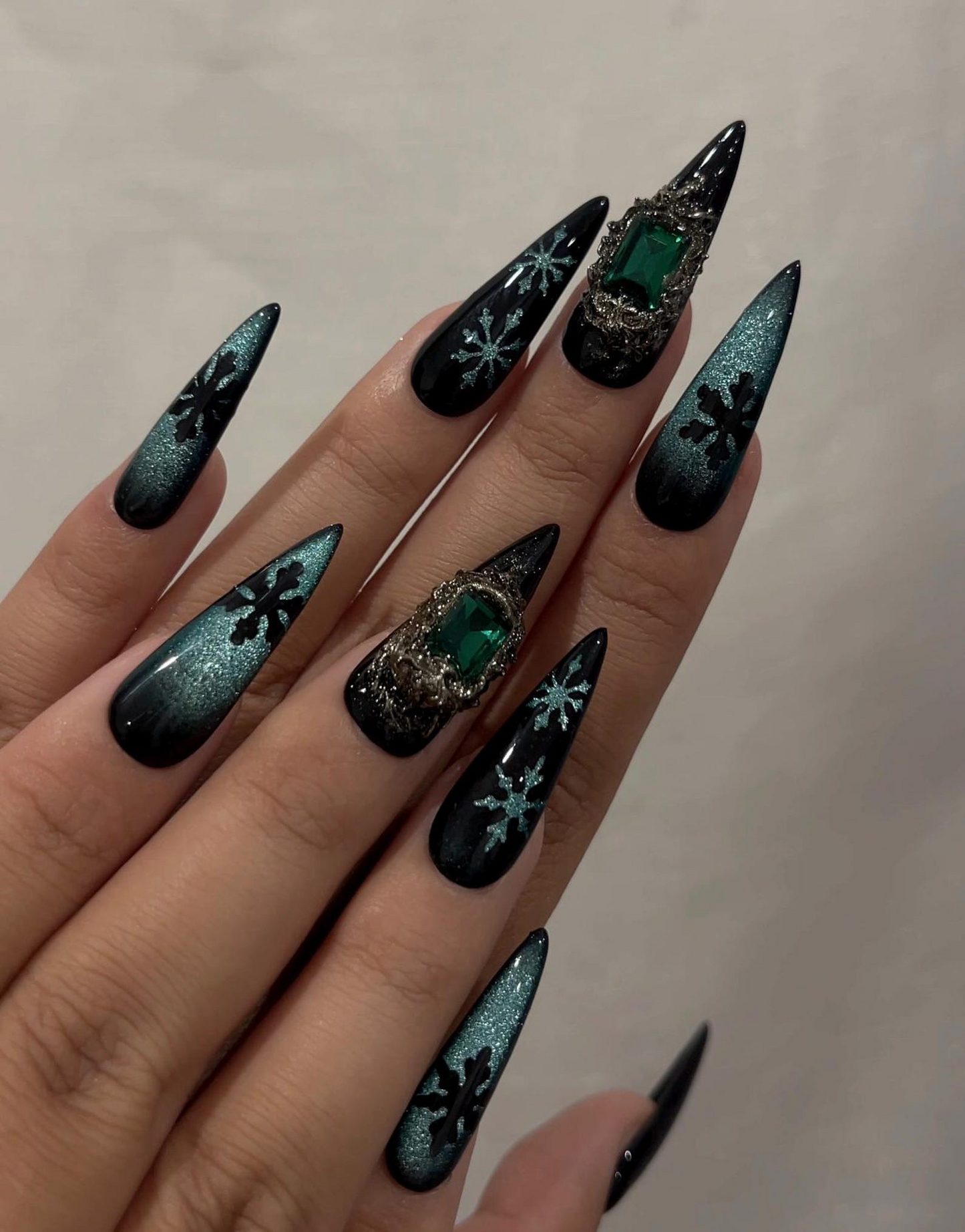 Emerald 雪の結晶 クリスマス ネイルチップ｜ブラック グリーン 冬 ネイル｜Luxe ホリデー ネイルアート｜スティレット ネイルチップ｜冬 Set｜JB237HC