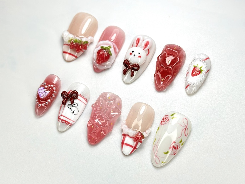 Kawaii バニー & いちご ネイルチップ｜ハンドメイド バニー ネイルアート｜かわいい ガーリー ネイル｜3D Kawaii ネイル｜Cottagecore ネイルアート｜JB689H