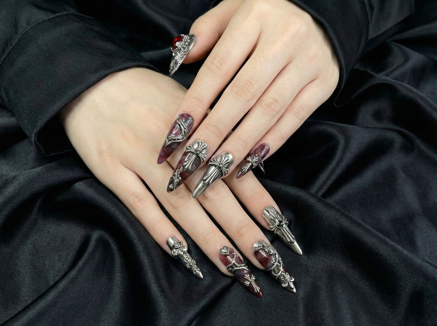 ゴシック Blood Cross ネイルチップ｜Dark レッド Medieval ネイル｜シルバー Armor ネイルアート｜ゴシック Cross Statement ネイル｜JB265EK