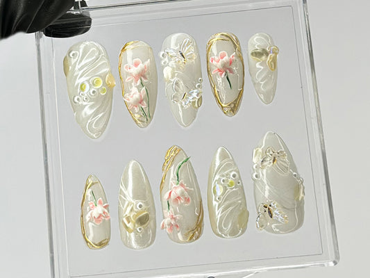 上品 蓮の花 ネイルチップ｜洗練された ホワイト & ゴールド On ネイルチップ｜3Dフラワー ネイルチップ｜バタフライ charm ネイル press on｜HD559TL