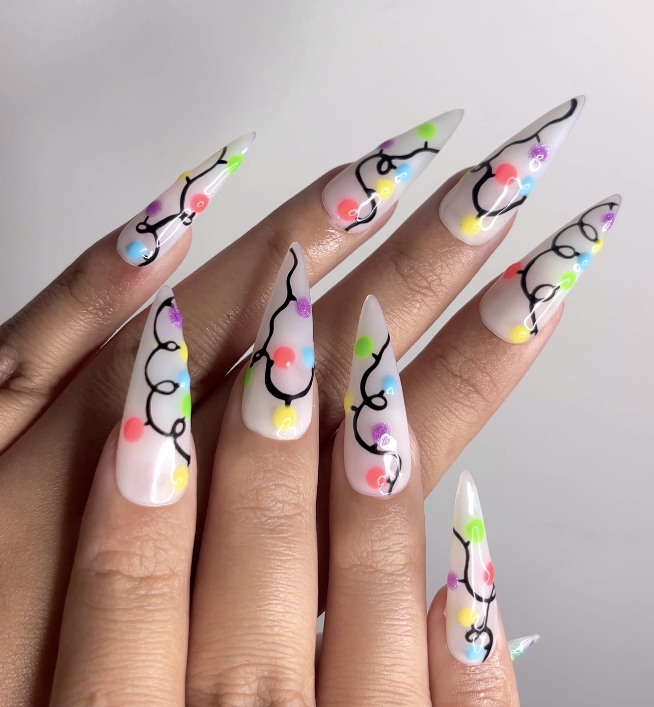 Reaispace クリスマス Light String ネイルチップ｜Colorful ホリデー ネイルアート｜Festive Rainリボン Bulb Design｜Clear Glossy ネイル｜ハンドメイド クリスマス Set