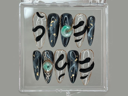 華やか ネイルチップ アーモンド｜ネイルセット With Jade Elegance｜3D ブラック Serpent Design｜上品 ネイルアート｜Goth, ゴシック, Y2K ネイル｜HD250