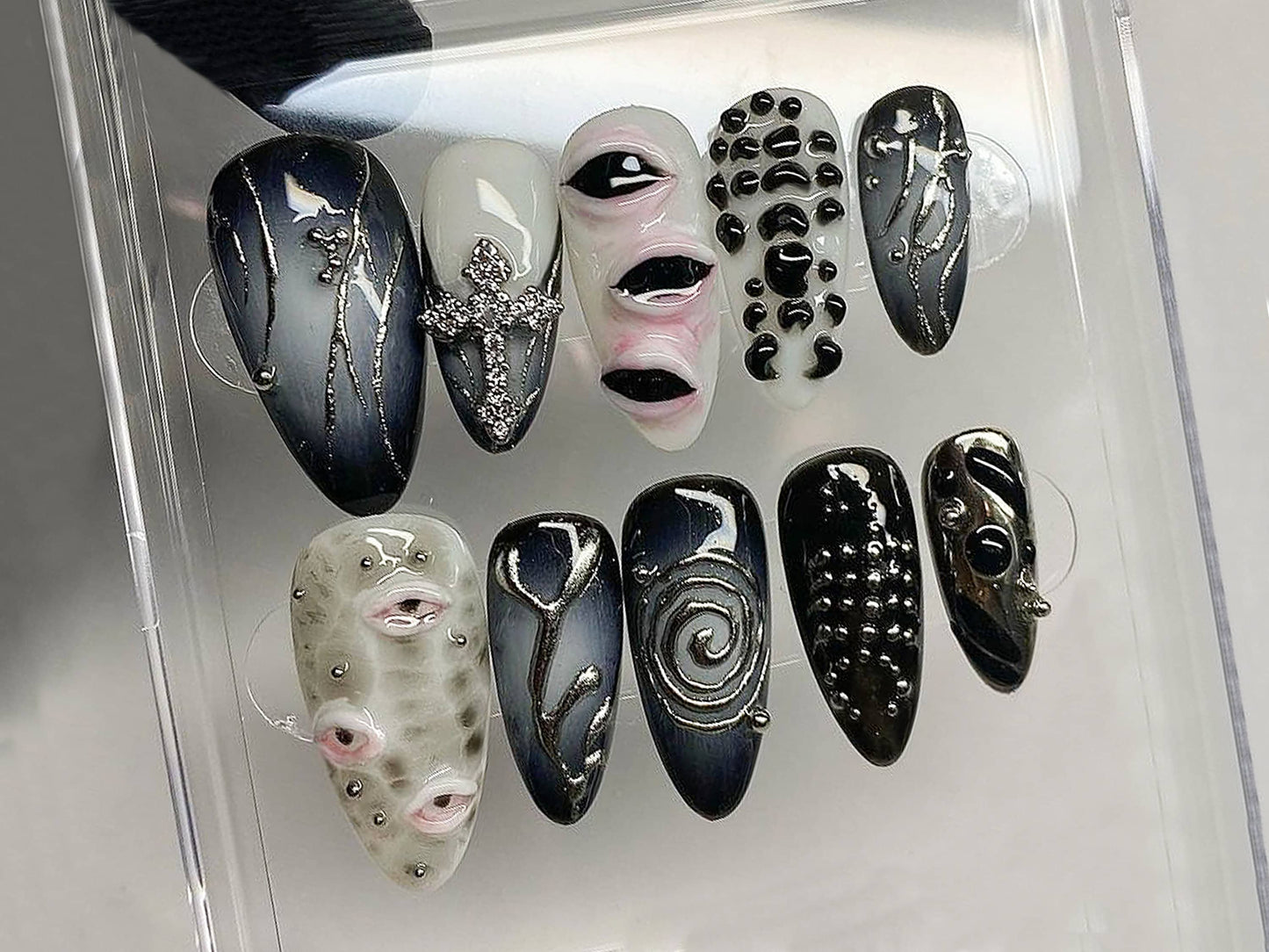 Cool ゴシック・風 ネイルチップ｜Goth Dark ブルー アーモンド ネイル｜3D Gel Nail with Eye Motif｜ハロウィン Handpainted Mysterious｜HD302A