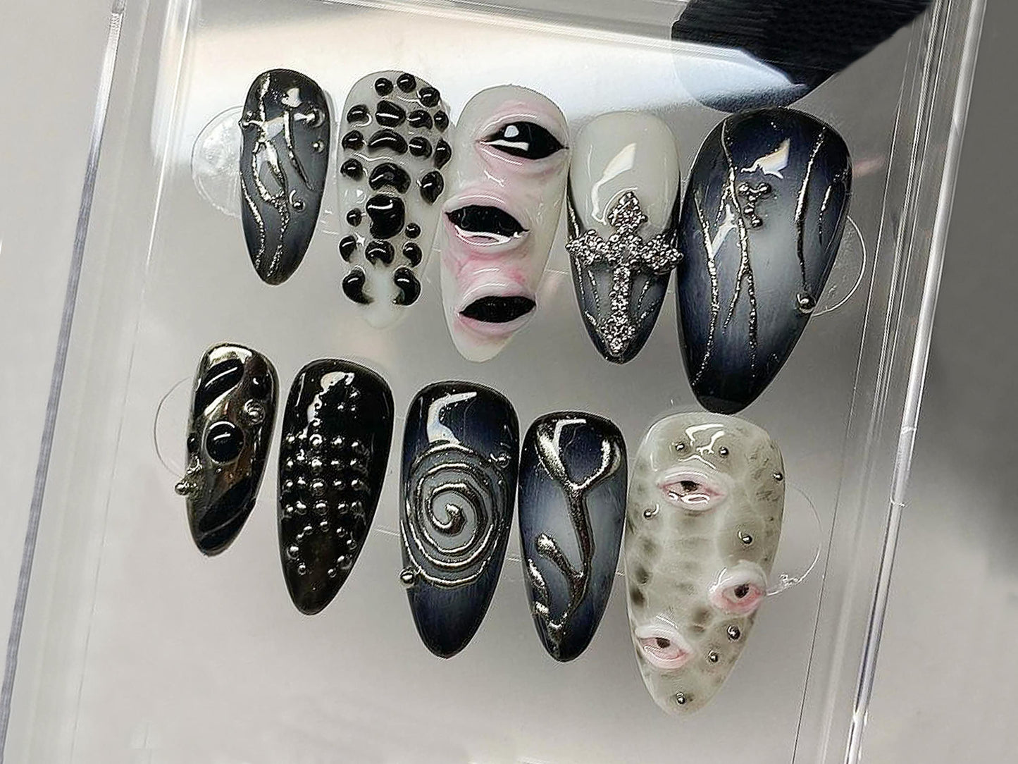 Cool ゴシック・風 ネイルチップ｜Goth Dark ブルー アーモンド ネイル｜3D Gel Nail with Eye Motif｜ハロウィン Handpainted Mysterious｜HD302A
