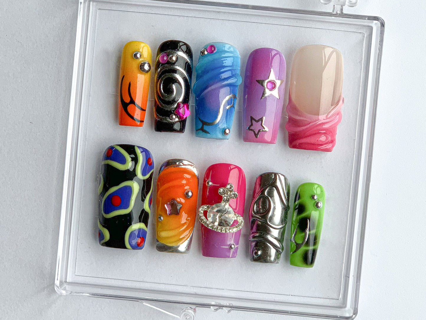 鮮やか ハンドメイド ネイルチップ｜Colorful, アーティスティック ネイルチップ｜Globe charms on ネイルチップ｜Trendy and ユニーク ネイルアート｜HD376T