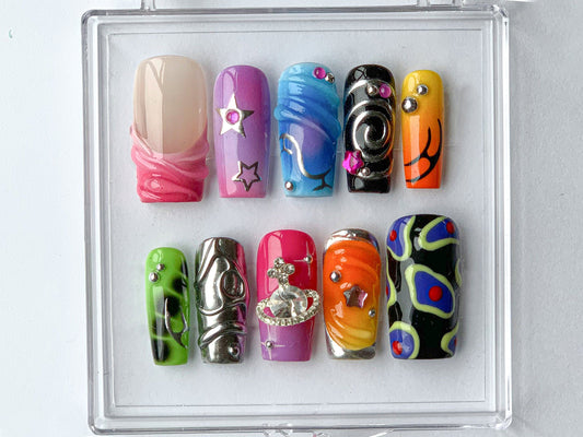 鮮やか ハンドメイド ネイルチップ｜Colorful, アーティスティック ネイルチップ｜Globe charms on ネイルチップ｜Trendy and ユニーク ネイルアート｜HD376T