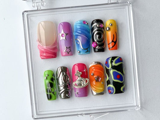 鮮やか ハンドメイド ネイルチップ｜Colorful, アーティスティック ネイルチップ｜Globe charms on ネイルチップ｜Trendy and ユニーク ネイルアート｜HD376T