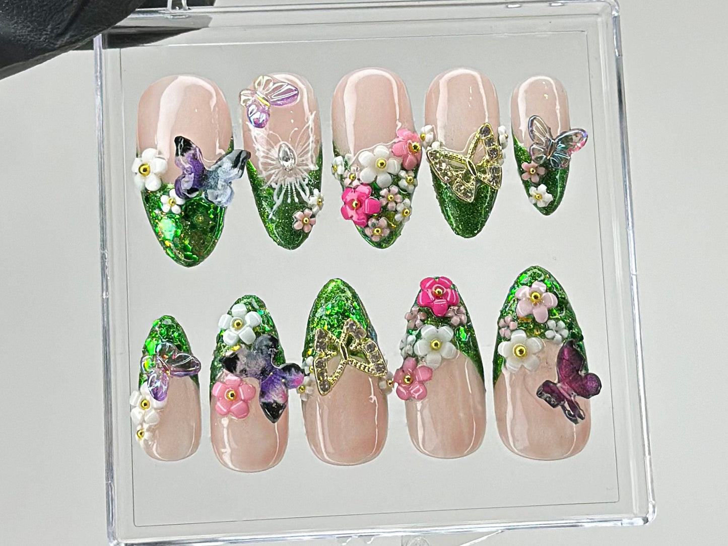 上品 グリーン グリッター ネイルチップ｜ハンドメイド Secret Garden ネイルチップ｜3D バタフライ and フラワー ネイルアート｜春 ネイル｜HD435TL