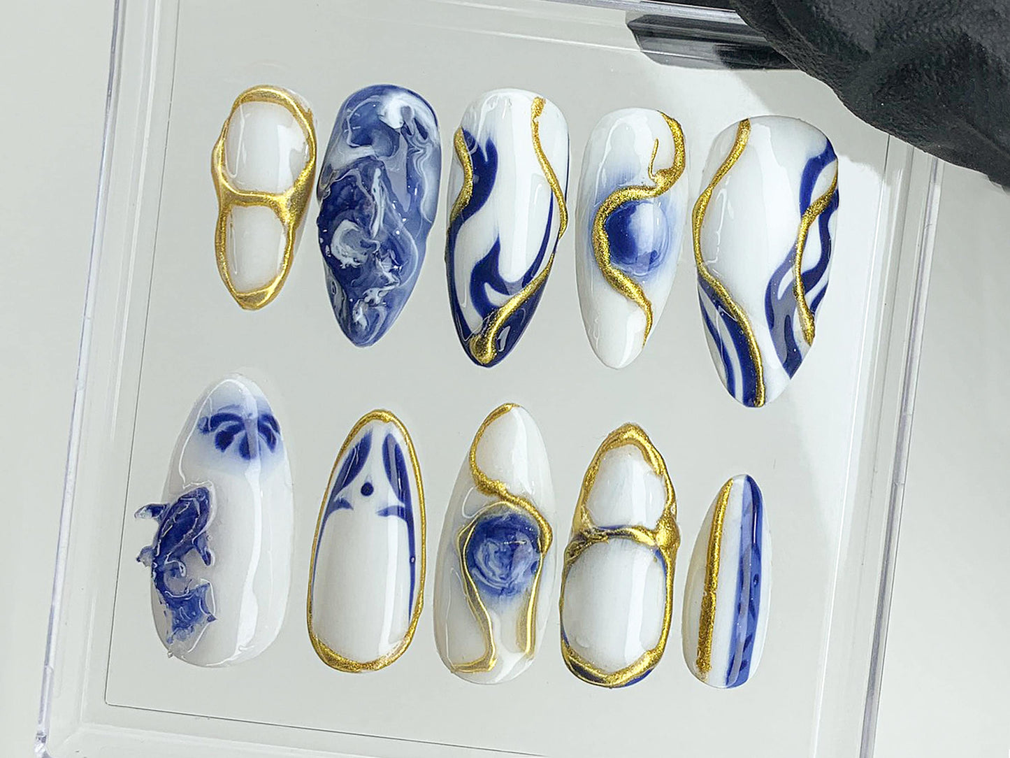 和風鯉 Fish Porcelain ネイル｜ホワイト & ブルー ネイルチップ｜カスタム ハンドメイド Bát Tràng Ceramic ネイルアート from Vietnam｜HD480AV